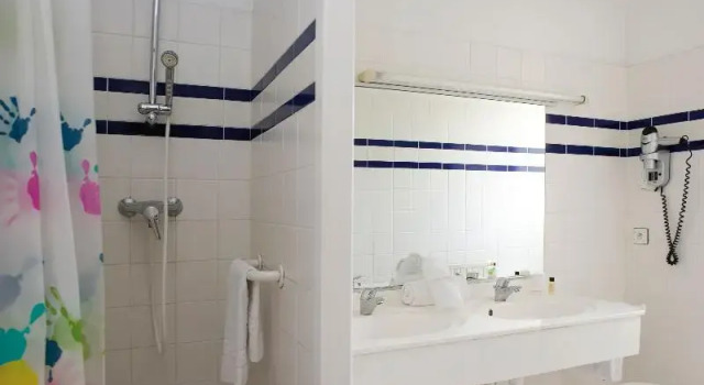 Двухместный номер Standard с балконом Hôtel & Résidence Vacances Bleues Orhoïtza