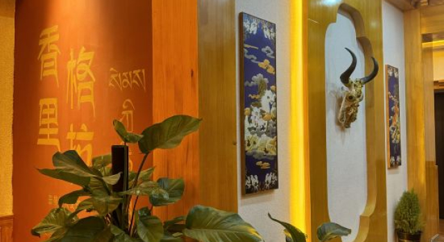 Luoke Renjia · ins Designer's Light Luxury Vacation Homestay (Dukezong Ancient City Branch), Buchen Sie Hotel Hotels in Yunnan mit Parkplatz, Parkplätze
