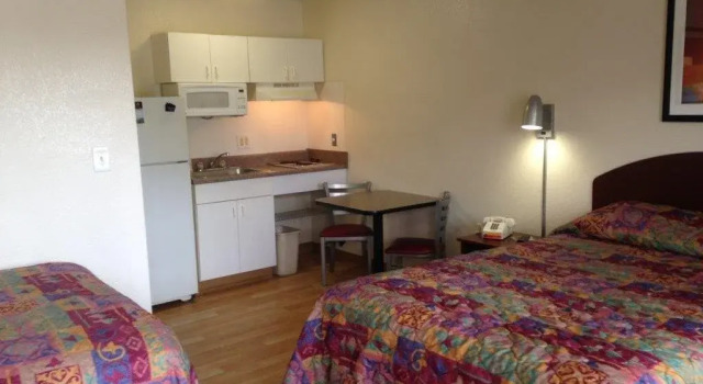 InTown Suites Extended Stay Houston TX - West Oak, Забронировать Отель Mission Bend Texas Gulf Coast, рядом с Торговый центр "Уэст-Оукс"