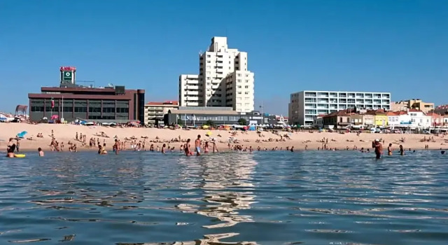 Кровать в общем номере с 2 комнатами с видом на море Hotel Apartamento Solverde
