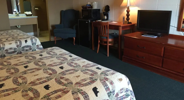Четырёхместный номер Standard с балконом Mountain Breeze Motel
