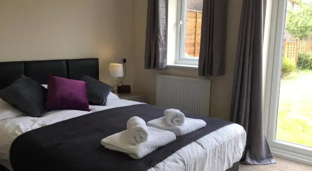 6-bedroom Contractor House with 6 bathrooms, Free WiFi and Parking - Kennedy House by Your Lettings Peterborough