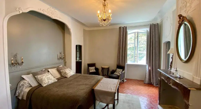B&B Maison dHôtes - Château de Jouques, Забронировать Отель «постель и завтрак» Отели Буш-дю-Рон с парковкой, Парковка
