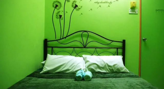 Colourful homestay - (near jeti sky mirror)