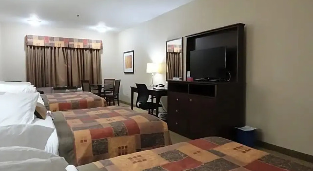 Шестиместный номер Standard Ramada by Wyndham Weyburn