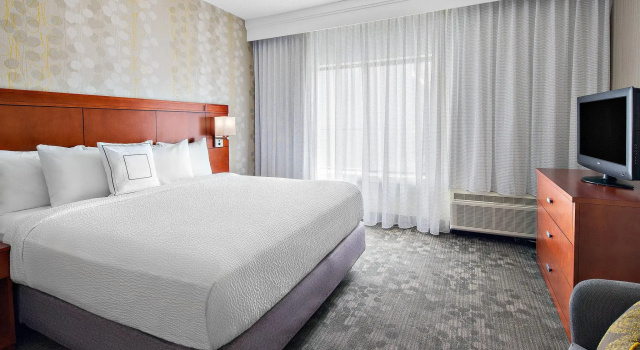 Двухместный люкс с 2 комнатами Courtyard by Marriott Pittsburgh Airport
