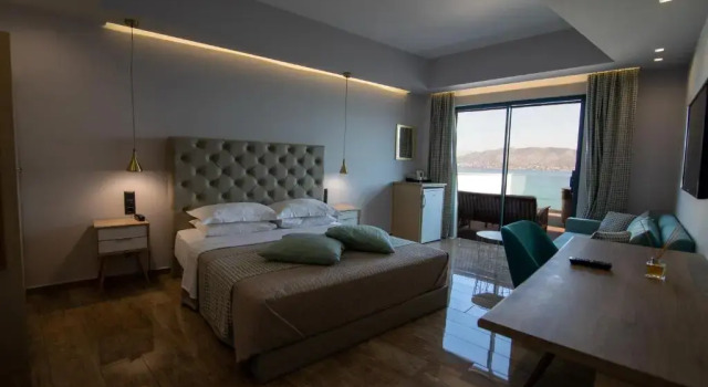 Полулюкс Aianteion Bay Luxury Hotel & Suites