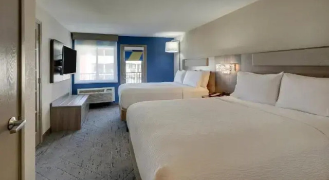Четырёхместный номер Standard с балконом и с красивым видом из окна Holiday Inn Express Hotel & Suites Branson 76 Central by IHG