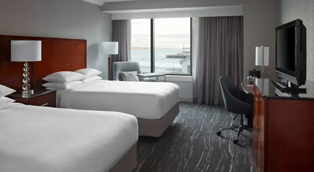 Четырёхместный номер Standard с видом на гавань Halifax Marriott Harbourfront Hotel