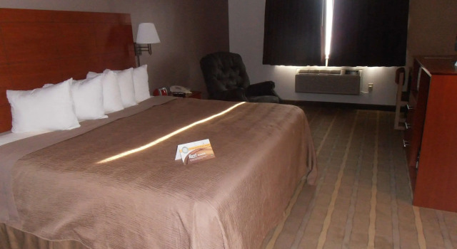 Quality Inn Thermopolis Near Hot Springs, Забронировать Отель Отели Термополиса с парковкой, рядом с Hot Springs County Museum, Парковка