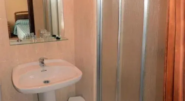 Hostal Baviera, Rezerwuj Hotel Hotele w Kantabria z parkingiem, Parking
