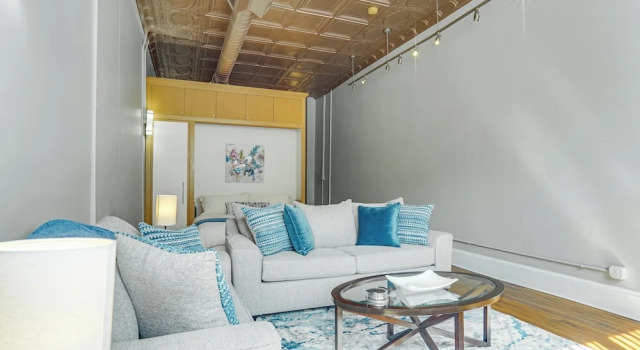 Stylish Downtown Loft: Rooftop Patio + 2 King Beds, Забронировать Апартаменты/квартира Фаеттевилле Северная Каролина, рядом с Fayetteville Transportation Museum