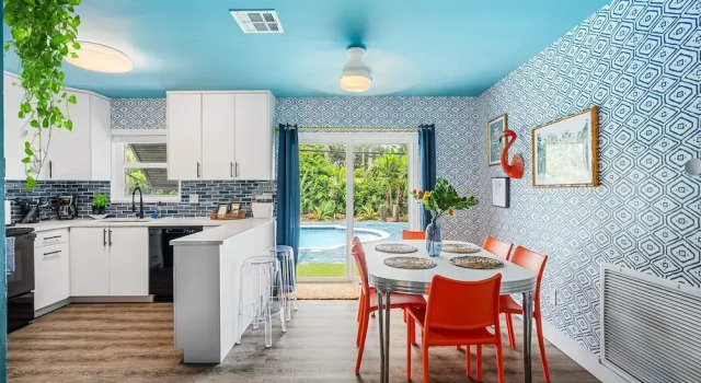 Коттедж Eccentric Home With Pool Tiki hut Outdoor Kitchen