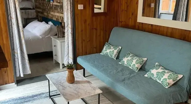 Charming Chalet - Sleep 3/4 & Free Parking, Varaa Mökki Mökit kohteessa Merseyside, Mökki