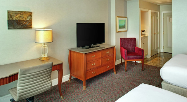 Четырёхместный номер Standard с видом на озеро Hilton Lac-Leamy