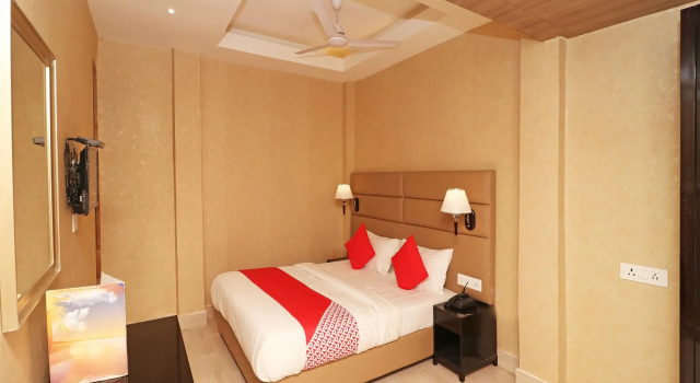 Capital O 22906 Hotel Riash, Забронировать Отель Отели Аллахабад 3 звезды, 3*