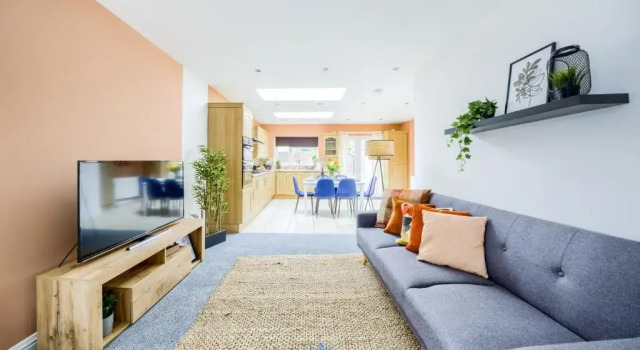 Coventry Large Stylish 4 Bedroom House, Sleeps 8, Private Parking, by EMPOWER HOMES rates incl VAT