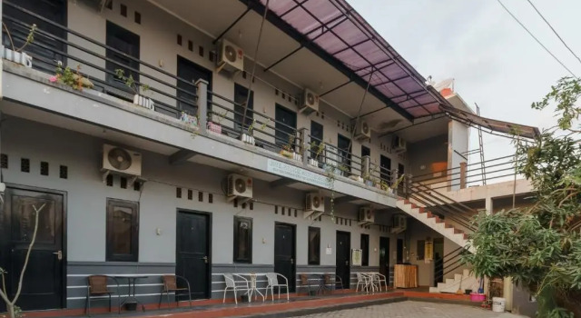RedDoorz Syariah near Ciledug Station, Book Guesthouse Babakan West Java