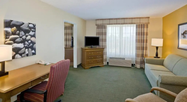 Двухместный люкс c 1 комнатой Country Inn & Suites by Radisson, Salina, KS