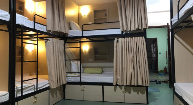 Кровать в общем номере Central Halong Hotel