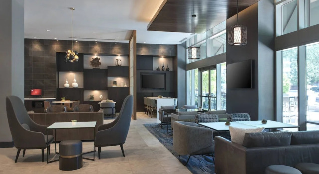 Четырёхместный клубный номер Standard Bethesda North Marriott Hotel & Conference Center