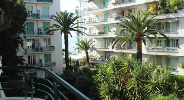 Апартаменты c 1 комнатой с балконом и с красивым видом из окна Nice Beach