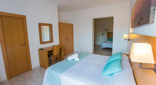 Четырёхместный номер Standard с балконом Hotel Tagomago