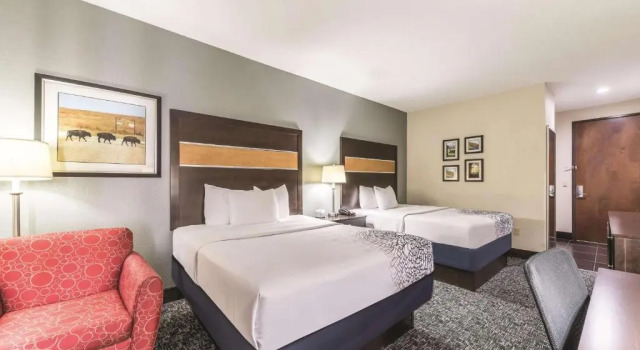 Четырёхместный номер Deluxe La Quinta Inn & Suites by Wyndham Tulsa - Catoosa Route 66