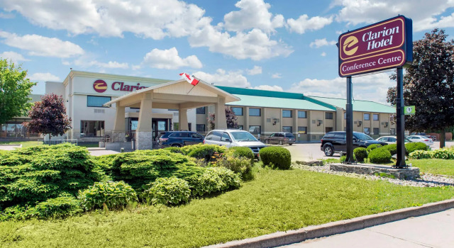 Кровать в общем номере Quality Inn and Conference Centre