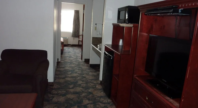 Четырёхместный номер Executive c 1 комнатой Sunset Inn and Suites