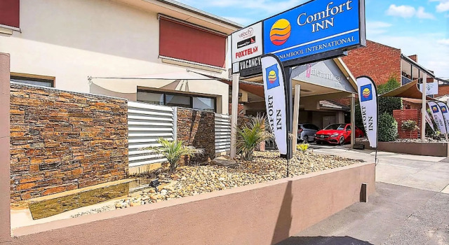Кровать в общем номере Waves on Banyan formerly Comfort Inn International