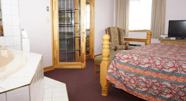 Люкс Deluxe McIntosh Country Inn & Conference Centre