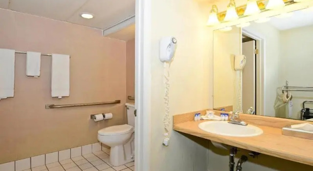 Номер Standard Howard Johnson by Wyndham Saint Joseph Benton Harbor