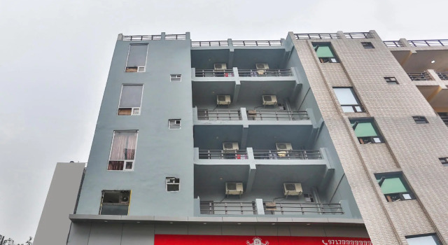 OYO 69875 Hotel Cross 24