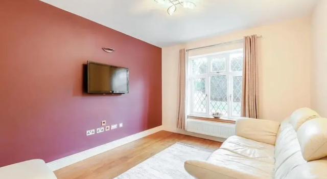 6 Bed House - Sleeps 11 - Pets - Garden - Parking, Забронировать Дом для отпуска Нортвуд Большой Лондон