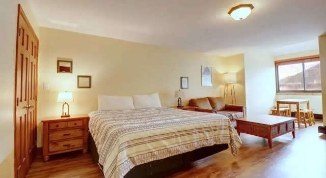 Студия VS553 Village Square Hotel Room
