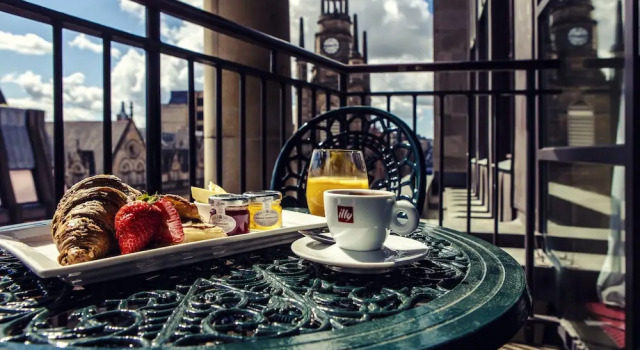 Двухместный клубный номер Standard с балконом и с видом на город Carlton George Hotel