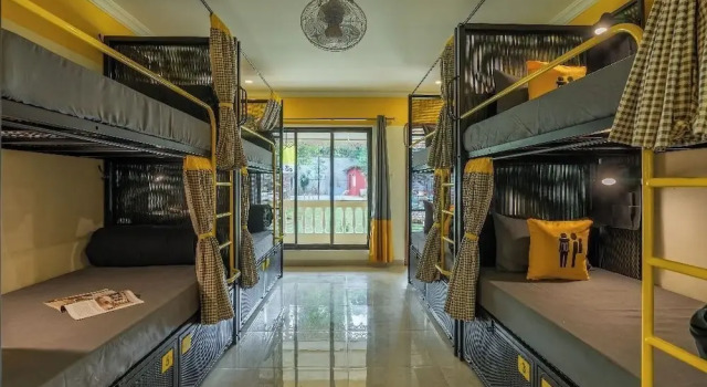 Кровать в общем номере с балконом и с видом на сад The Hosteller Lonavala, City Centre