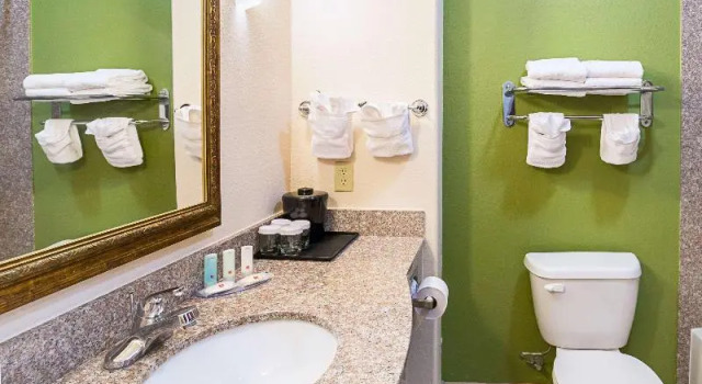 Четырёхместный номер Standard с балконом Clarion Inn & Suites Weatherford South