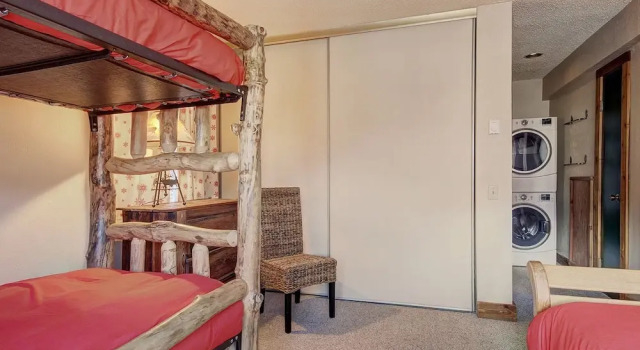 Nice Update Condo - Great Access to Superbee Lift in East Village - AN302 by RedAwning, Забронировать Апартаменты/квартира Отели Коппер-Маунтин с парковкой, Парковка