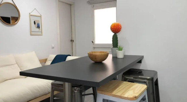 M4 Cool Terrace. 1 min to metro. 15 min to center
