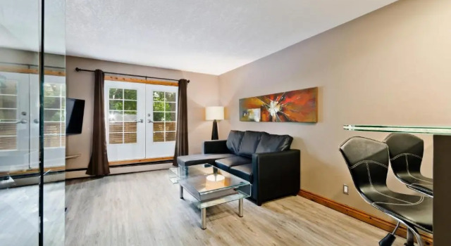 M Lofts, Забронировать Отель Отели Калгари 3 звезды, рядом с 7th Street C Train, 3*