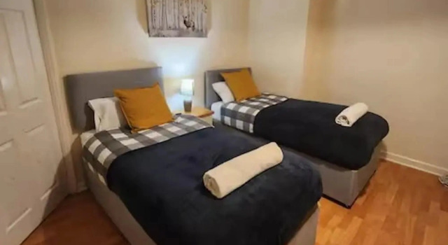 Comfy 3-bed House - Sleeps 6 & Free Parking