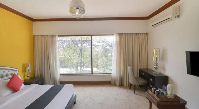 Capital O 29124 Royal Palms Hotel