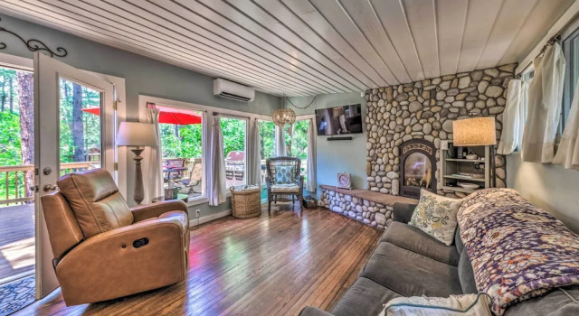 Riverfront Ruidoso Cabin w/ Deck, Walk to Midtown!, Varaa Lomakoti Ruidoso New Mexico