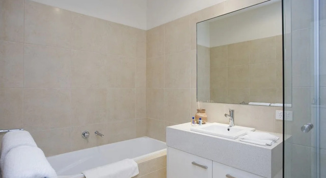 Апартаменты Premium Beachfront Esplanade Apartment 12-20 Ocean Views