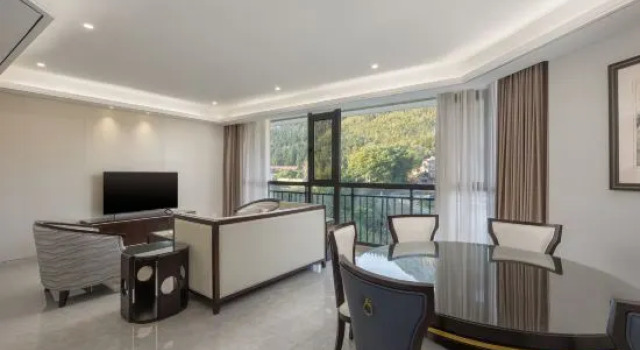 Семейный люкс Deluxe с 2 комнатами с балконом Lushan Maison New Century Resort Hotel