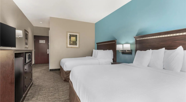 Четырёхместный номер Executive Best Western Mineola Inn