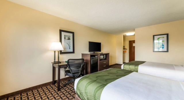 Четырёхместный номер Standard Quality Inn Huntersville near Lake Norman