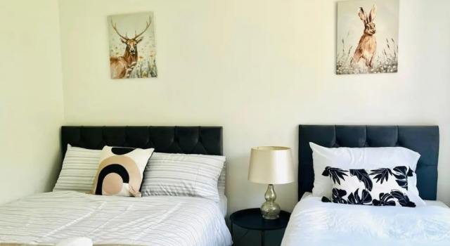 Honeybee Haven Retreat - 3 Bed House, Buchen Sie Ferienhaus Ashford (Surrey) 